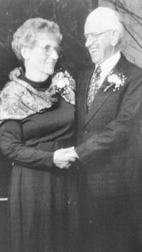 Married in 1945, Lucien and Loretta Paquette were married for 58 years before her passing in 2003 and raised all twelve children grounded in the land, farming and family.
