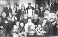Earl & Raymonde share the photo with some of the 15 grandchildren and 14 great-grandchildren